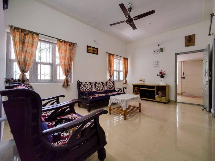 Comfy 2-Bedroom House In Sanjaynagar, Bengaluru Ngoại thất bức ảnh