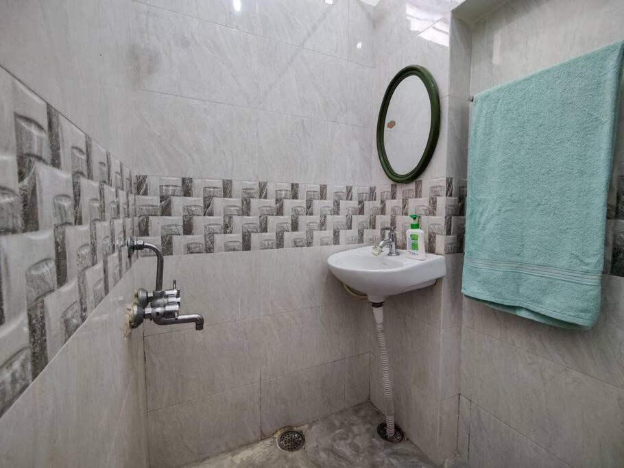 Comfy 2-Bedroom House In Sanjaynagar, Bengaluru Ngoại thất bức ảnh
